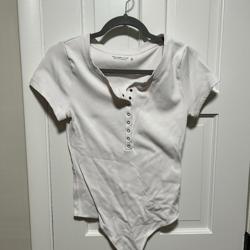 Abercrombie White Ribbed Short-Sleeve Bodysuit – Soft AF Collection, Size M